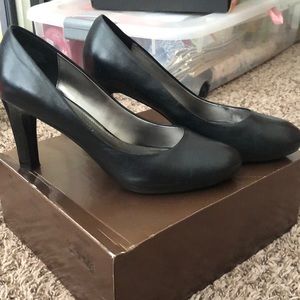 Black pumps